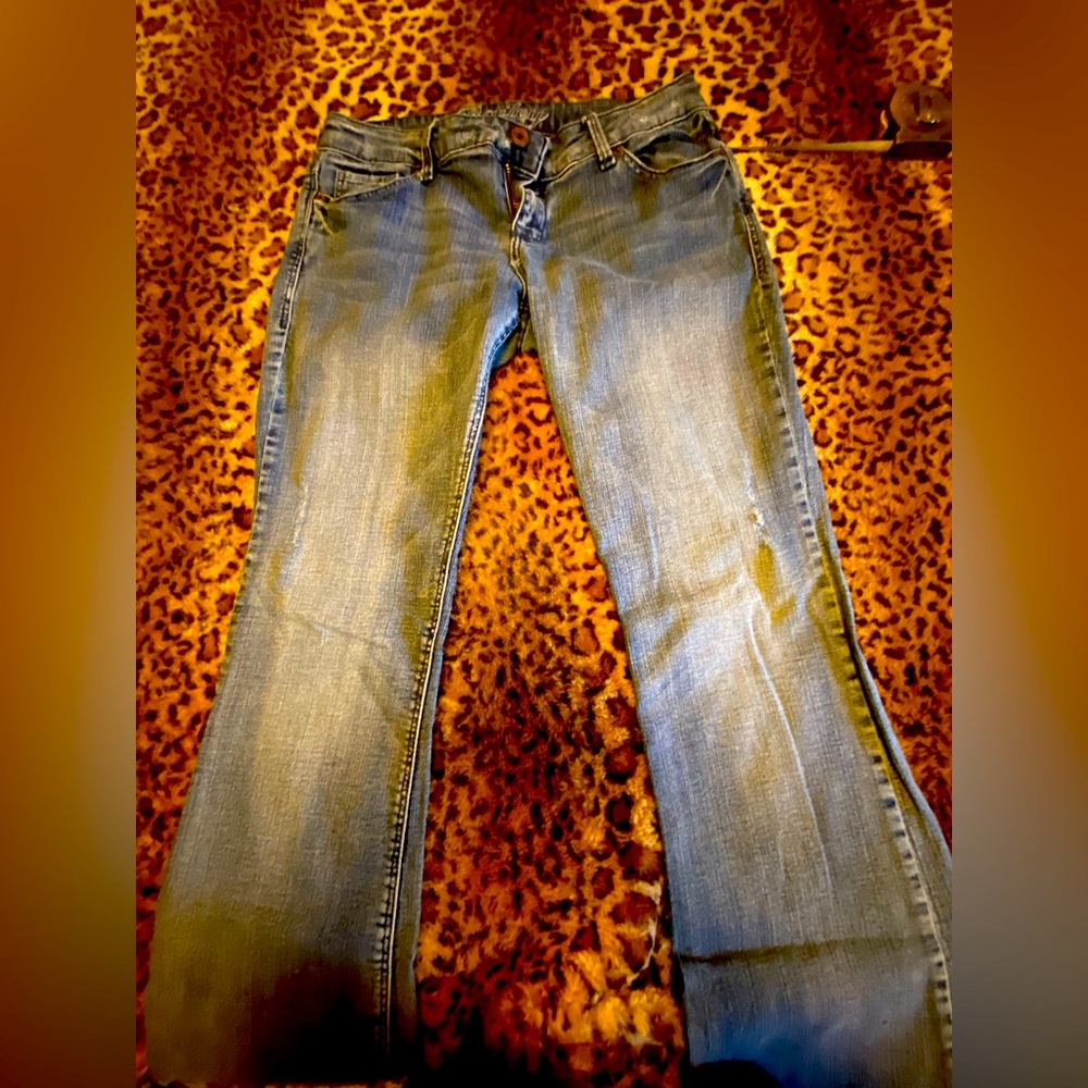 Delia’s Bailey Jeans size 9/10S Distressed medium fade rinse jeans. EUC